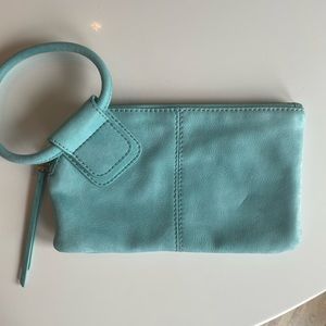 HOBO
Sable Wristlet in Laguna Buffed Hide